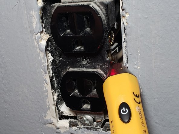 Electrical Outlet/Receptacle Replacement, Determine voltage absence: crwdns2935265:03crwdnd2935265:02crwdnd2935265:02crwdne2935265:0