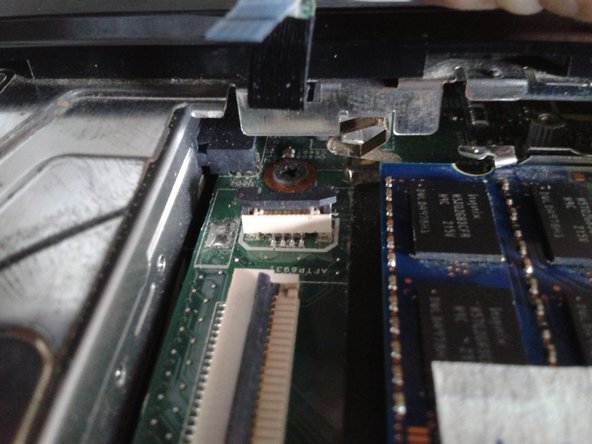 Reemplazo de disco duro de laptop Dell Inspiron N4050, Remover cintas pequeñas: crwdns2935265:08crwdnd2935265:02crwdnd2935265:03crwdne2935265:0