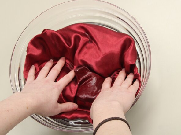 How to Remove a Blood Stain from Satin, How to Remove a Blood Stain from Satin: crwdns2935265:01crwdnd2935265:02crwdnd2935265:02crwdne2935265:0