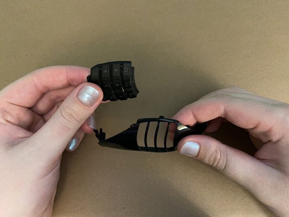 Razer Naga Epic Numpad Disassembly, Push button cover out from side case: crwdns2935265:03crwdnd2935265:03crwdnd2935265:03crwdne2935265:0