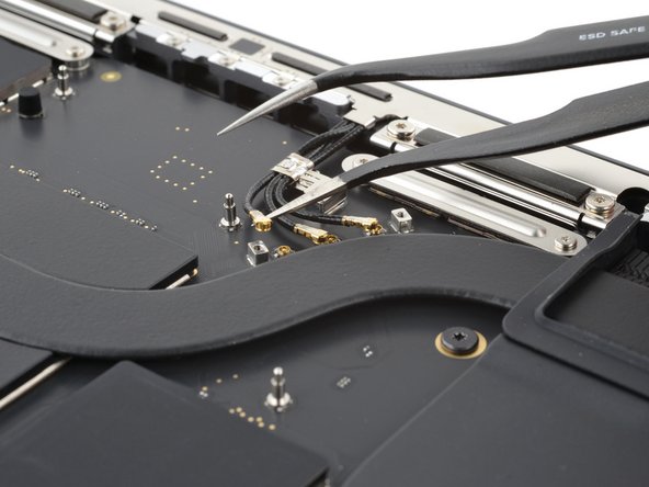 MacBook Pro 14" Late 2023 (M3) USB-C Ports Replacement, Disconnect the antenna bar: crwdns2935265:023crwdnd2935265:03crwdnd2935265:03crwdne2935265:0