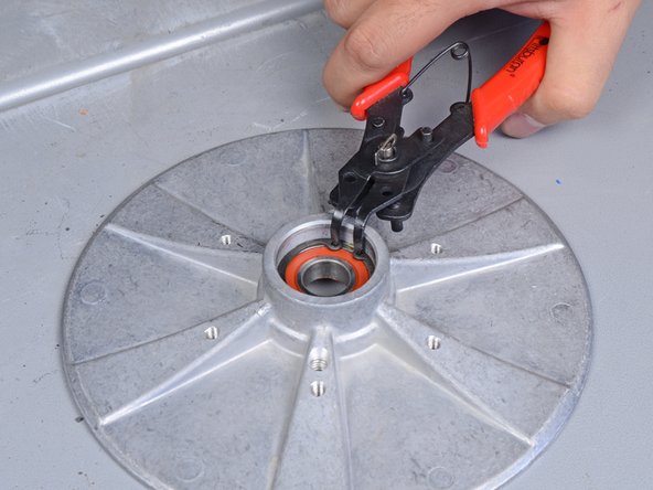 American Sanders EZSand Orbital Sander 07163A 2017 Sanding Disc Replacement, Remove the sanding disc bearing: crwdns2935265:08crwdnd2935265:02crwdnd2935265:03crwdne2935265:0