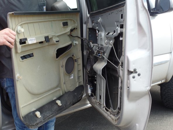 2005 GMC Sierra SLT 1500 Rear Passenger Side Window Motor Replacement, Separating the Door Panel from the Door: 步骤 3 中的图像 3，3