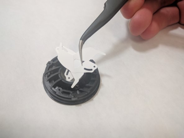 Apple iSight Webcam Privacy Lens Replacement: passo 11, immagine 2 di 2