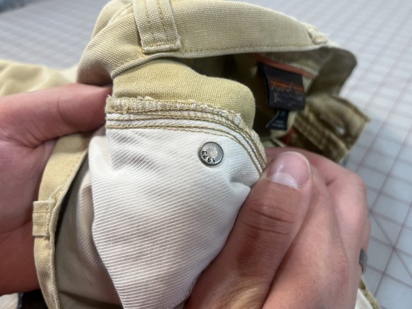Rivet Replacement on Work Pants, Quality control: crwdns2935265:08crwdnd2935265:02crwdnd2935265:02crwdne2935265:0