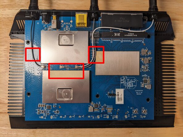 Netgear Nighthawk R6700 Demontage, Antennekabels loskoppelen: stap 3, afbeelding 1 van 1
