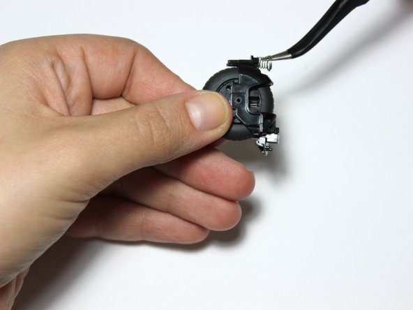 Logitech V220 - Cordless Optical Mouse Teardown, Removing the Scroll Wheel Spring: crwdns2935265:07crwdnd2935265:02crwdnd2935265:02crwdne2935265:0