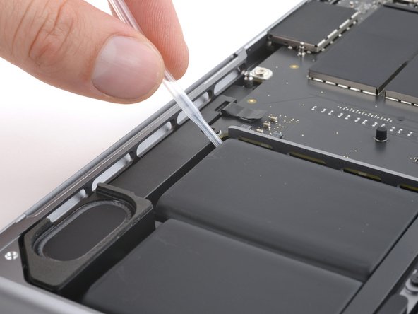 MacBook Pro 14" Late 2023 (M3) Battery Replacement, Apply isopropyl alcohol: crwdns2935265:033crwdnd2935265:02crwdnd2935265:02crwdne2935265:0