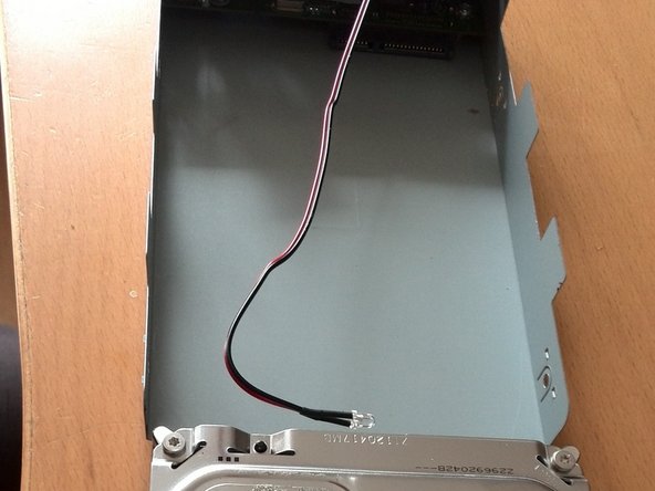 Seagate External Hard Drive drive replacement, Remove the drive from the drive carriage: шаг 3, изображение 3 из 3
