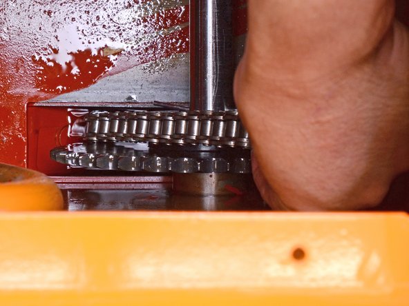 Barreto Tillers E1320HTRLR 2016 Wheel Drive Motor Replacement, Remove the chain from both gears: crwdns2935265:034crwdnd2935265:03crwdnd2935265:03crwdne2935265:0