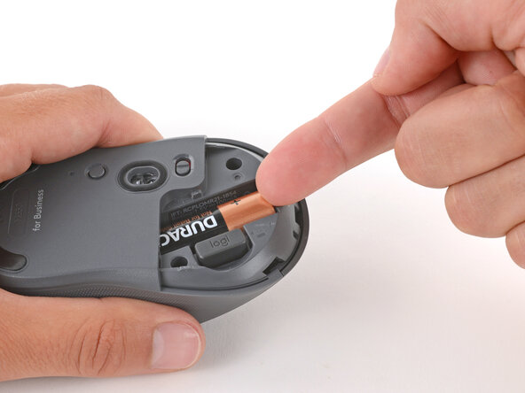 Logitech Signature M650 Battery Replacement, Remove the battery: crwdns2935265:03crwdnd2935265:01crwdnd2935265:03crwdne2935265:0