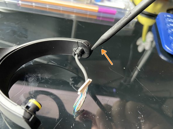 Sony h.ear on 3 Headband Arch teardown, Unhook the thin case segment of the headband arch: crwdns2935265:04crwdnd2935265:02crwdnd2935265:03crwdne2935265:0