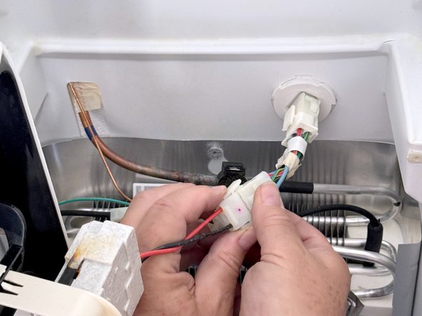 Frigidaire Side-By-Side Refrigerator Evaporator Fan Replacement, Disconnect evaporator fan: 18 단계, 이미지 3개 중 2개