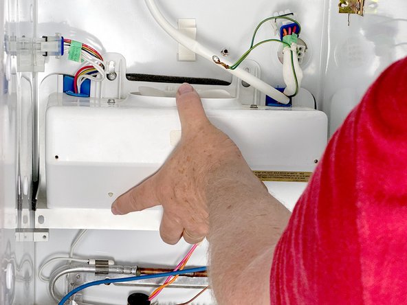 GE Side-By-Side Refrigerator Evaporator Fan Replacement, Unfasten the evaporator fan housing: 步骤 22 中的图像 3，3