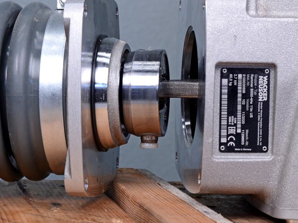 Wacker 4-Stroke Rammer BS504AS REV 101 (2019) Clutch Drum Replacement, Remove the pin: crwdns2935265:010crwdnd2935265:02crwdnd2935265:03crwdne2935265:0