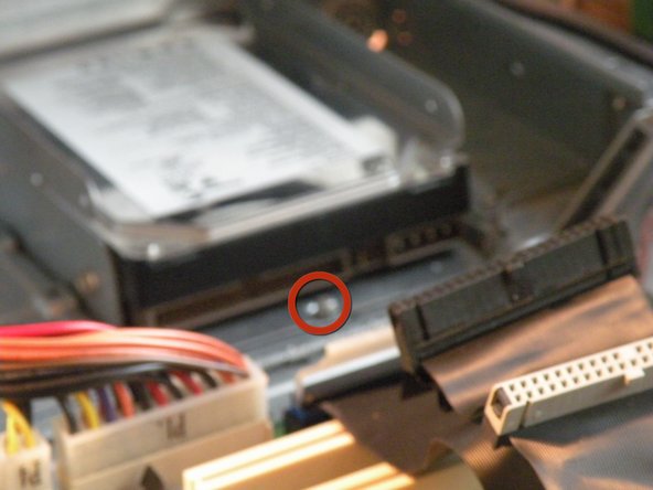 Power Mac G4 Quicksilver Teardown, The Hard Drive Caddy: crwdns2935265:010crwdnd2935265:02crwdnd2935265:03crwdne2935265:0