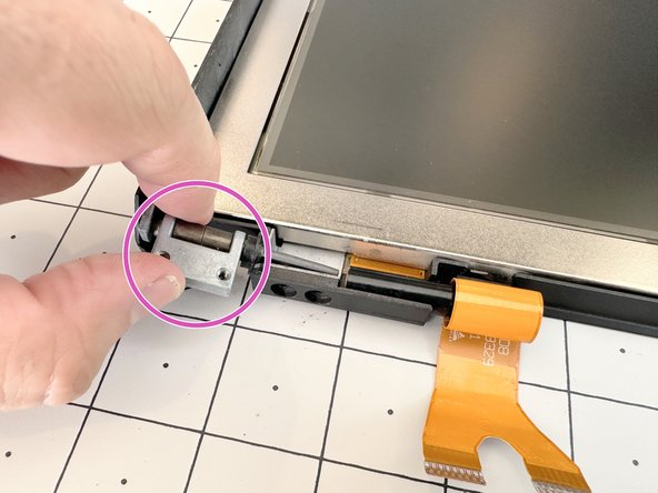 IBM ThinkPad 701C/CS Disassembly, Remove display housing Contd.: 11 단계, 이미지 3개 중 2개