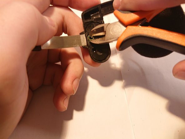 Koss Porta Pro Speaker Holder Replacement, Remove clip: crwdns2935265:03crwdnd2935265:02crwdnd2935265:03crwdne2935265:0