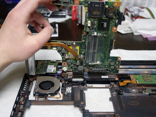 Fujitsu T902 Teardown, Now it's time to remove the motherboard.: crwdns2935265:018crwdnd2935265:02crwdnd2935265:02crwdne2935265:0