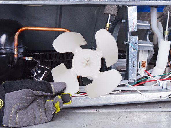 WRS315SDHW Drain Pan Replacement, Remove the condenser fan: 步骤 10 中的图像 3，3