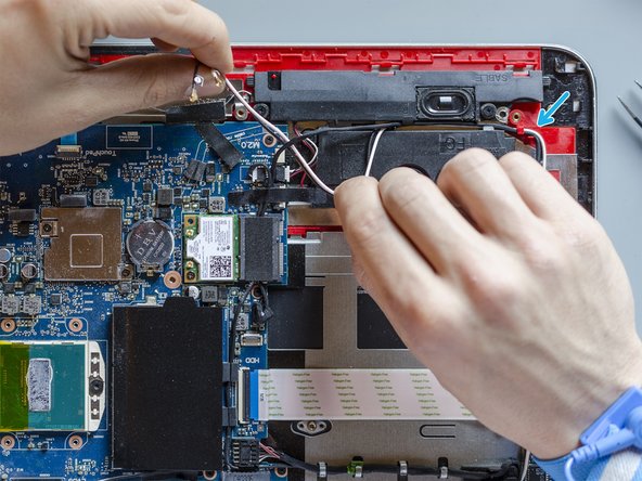 Upgrade the display panel and replace the display cable, Release the wireless antenna cables (1 of 2): stap 0, afbeelding 2 van 3