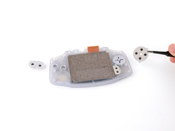 Game Boy Advance Screen Lens Replacement, Remove the silicone pads: crwdns2935265:013crwdnd2935265:02crwdnd2935265:03crwdne2935265:0