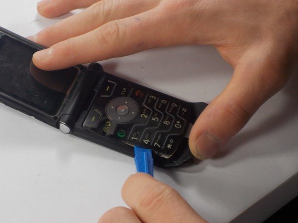 Motorola Razr V3m Keypad Cover Replacement: crwdns2935265:011crwdnd2935265:02crwdnd2935265:03crwdne2935265:0