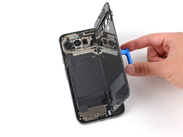 How to Apply New Rear Cover Adhesive in Your Google Pixel 9 Pro XL, Attach the rear cover: 13 단계, 이미지 3개 중 1개