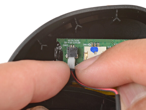 Logitech G522/A20 X Lightspeed Battery Replacement, Disconnect the speaker: crwdns2935265:08crwdnd2935265:02crwdnd2935265:03crwdne2935265:0