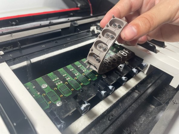 How to Repair Dead Keys on Yamaha NP-31 Piaggero: passo 7, immagine 2 di 2