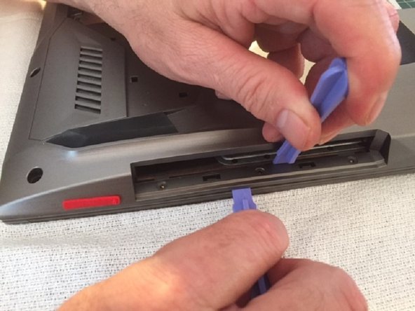 Asus ROG Laptop G752VL-DH71 RAM under keyboard Replacement, Back panel removal part 6, side prying: crwdns2935265:07crwdnd2935265:03crwdnd2935265:03crwdne2935265:0