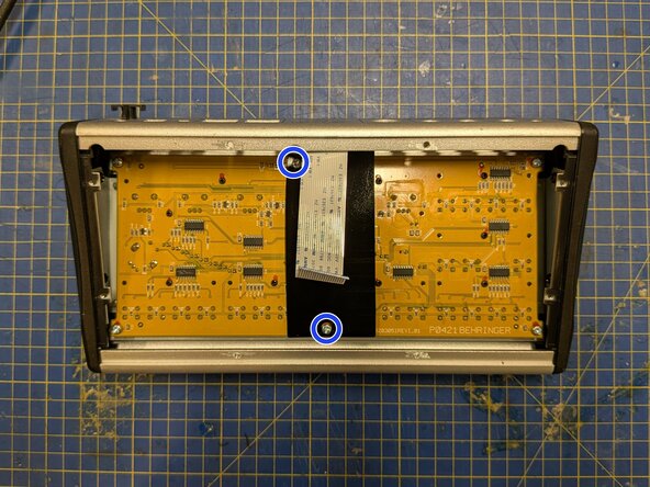 Behringer Powerplay P16-M button and controls board removal, Remove the plastic piece: passo 5, immagine 1 di 3
