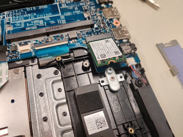 Dell latitude 3500 Teardown, Remove M.2 SSD: crwdns2935265:04crwdnd2935265:03crwdnd2935265:03crwdne2935265:0