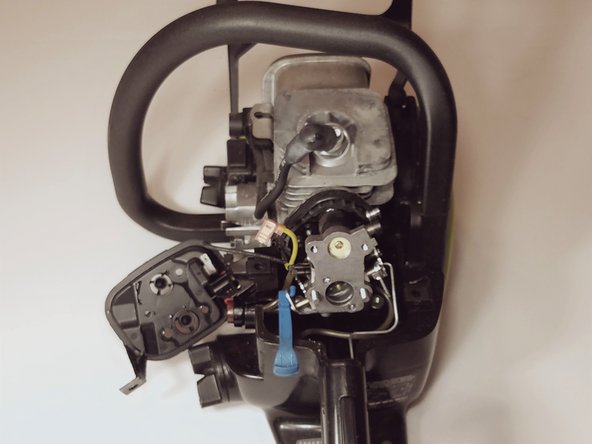 Let the air filter housing rest on the side of the chainsaw