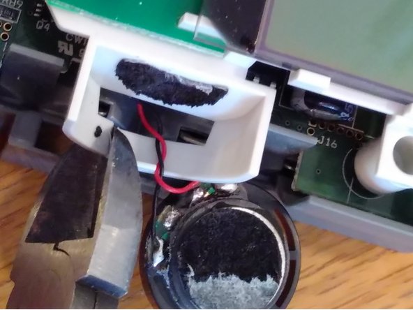 Lego Mindstorms NXT brick with blank LCD screen, Free the speaker and its cable.: crwdns2935265:03crwdnd2935265:02crwdnd2935265:03crwdne2935265:0