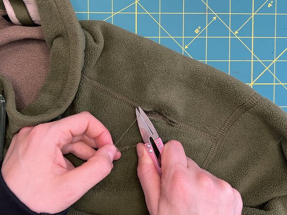 Herringbone Stitch on a Split Seam, Assess the damage: crwdns2935265:02crwdnd2935265:03crwdnd2935265:03crwdne2935265:0