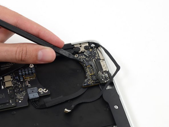 MacBook Air 11" Early 2014 I/O Board Replacement: crwdns2935265:015crwdnd2935265:02crwdnd2935265:03crwdne2935265:0