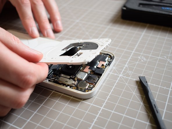 Nothing Phone (2a) Battery Replacement, Lift off the upper aesthetics panel: crwdns2935265:08crwdnd2935265:02crwdnd2935265:03crwdne2935265:0