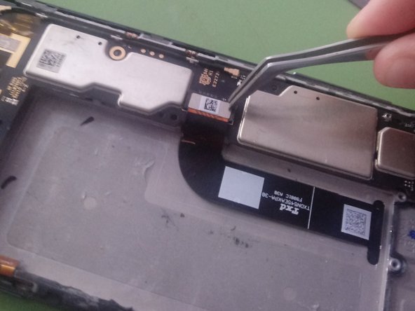 LG Tribute Royal Teardown, Disconnect display: crwdns2935265:07crwdnd2935265:02crwdnd2935265:02crwdne2935265:0