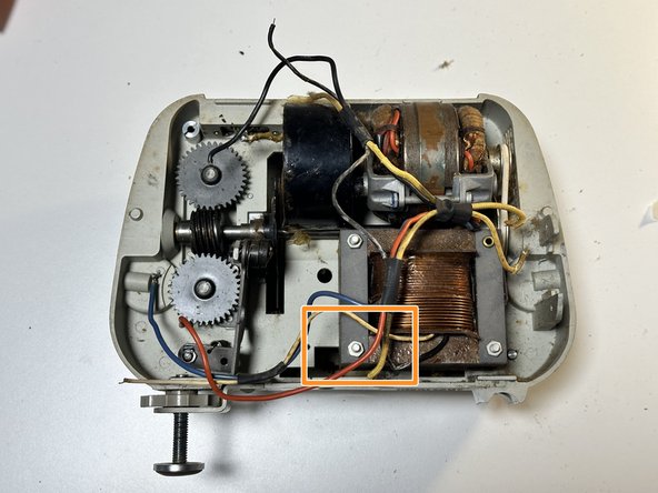 Zeiss Ikon Movielux Compact Projector Teardown, Pulling wires apart/out: crwdns2935265:018crwdnd2935265:02crwdnd2935265:02crwdne2935265:0