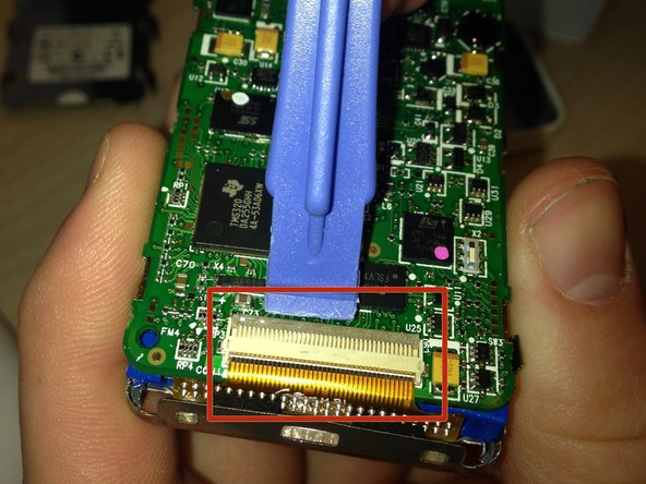 Creative Zen MicroPhoto Motherboard Replacement, Removing the Main Board from the Device: crwdns2935265:09crwdnd2935265:03crwdnd2935265:03crwdne2935265:0