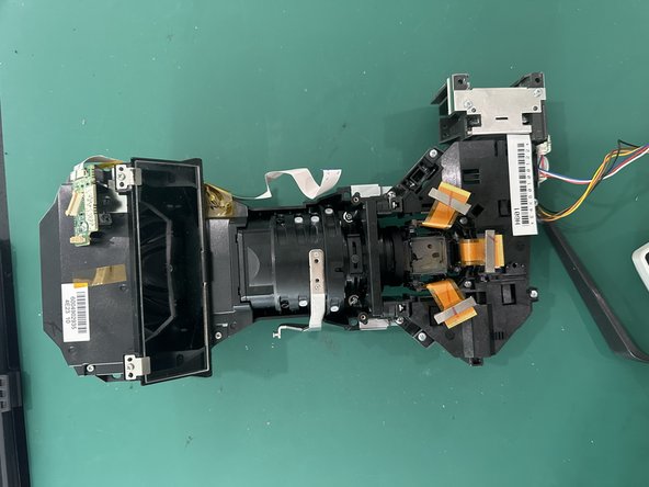 Epson EB-575 Projector Teardown, Main Light Path Assembly: stap 0, afbeelding 2 van 2