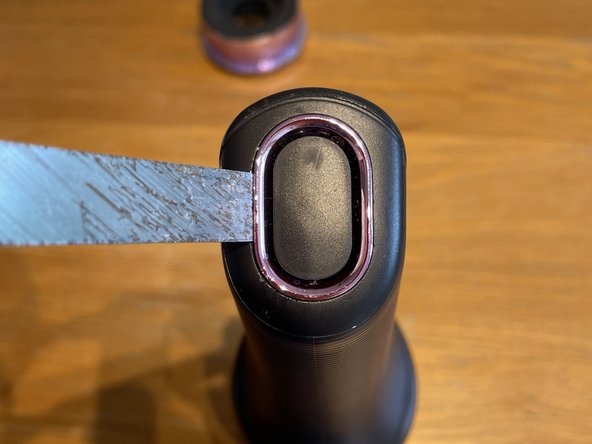 Eufy HomeVac H11 Battery Replacement, Pry open the handle vent cover: crwdns2935265:04crwdnd2935265:02crwdnd2935265:03crwdne2935265:0