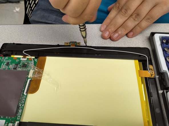 Quantum View 10.1 Keyboard connector solid state board Replacement, Removing cover plate: crwdns2935265:04crwdnd2935265:02crwdnd2935265:03crwdne2935265:0