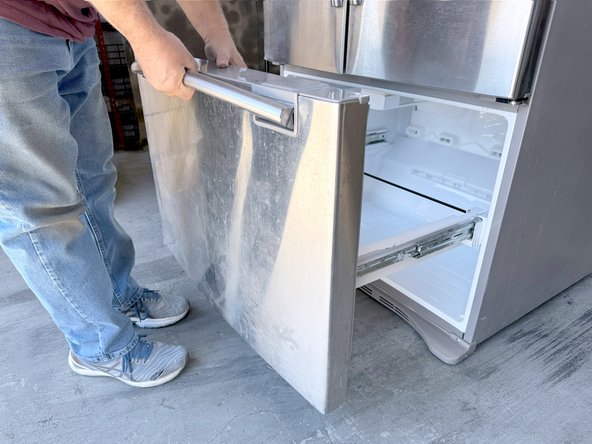 Samsung Older French Door Refrigerator Freezer Drawer Replacement, Remove the drawer front: crwdns2935265:06crwdnd2935265:02crwdnd2935265:03crwdne2935265:0