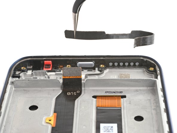 Motorola Moto G Play (2021) Screen Replacement, Remove the foam strip: crwdns2935265:044crwdnd2935265:03crwdnd2935265:03crwdne2935265:0