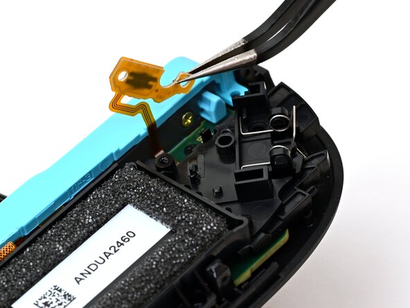 Joy-Con 2 (Left) Joystick Replacement, Install the trigger board: crwdns2935265:041crwdnd2935265:01crwdnd2935265:03crwdne2935265:0