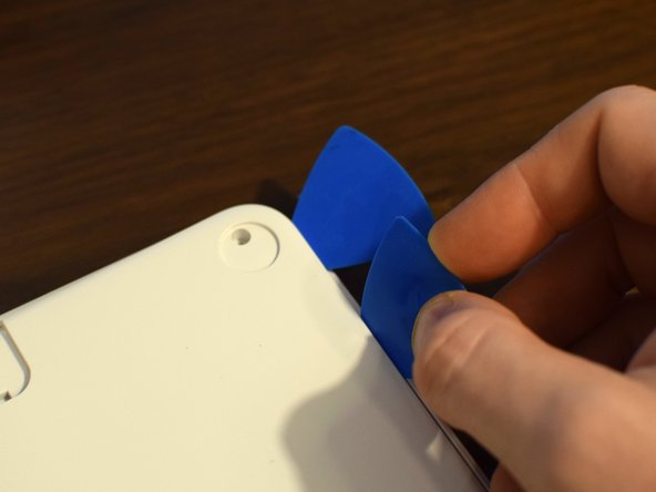 Logitech K380 Disassembly, Insert picks: crwdns2935265:05crwdnd2935265:03crwdnd2935265:03crwdne2935265:0