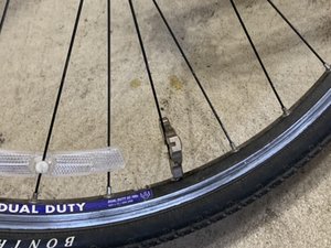 Tightening store bike spokes