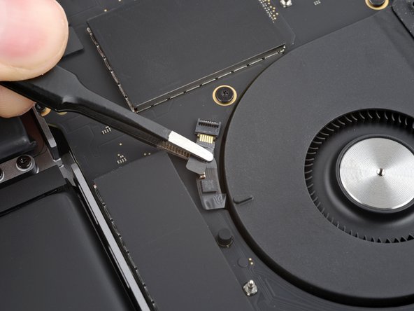 MacBook Pro 14" Late 2023 (M3) USB-C Ports Replacement, Disconnect the fan: crwdns2935265:039crwdnd2935265:02crwdnd2935265:02crwdne2935265:0